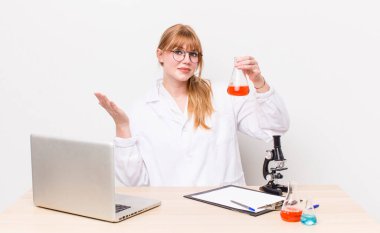 Genç ve güzel bir kadın. Mikroskop konseptine sahip bilim adamı