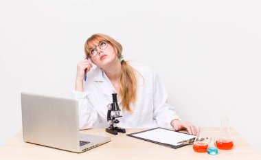 Kızıl saçlı güzel kadın. Mikroskop konseptine sahip bilim adamı