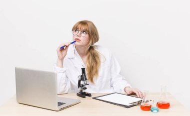 Genç ve güzel bir kadın. Mikroskop konseptine sahip bilim adamı