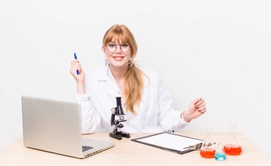 Kızıl saçlı güzel kadın. Mikroskop konseptine sahip bilim adamı