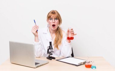 Kızıl saçlı güzel kadın. Mikroskop konseptine sahip bilim adamı