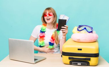 Kızıl saçlı güzel kadın. Yaz tatili konsepti