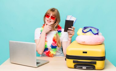 Kızıl saçlı güzel kadın. Yaz tatili konsepti