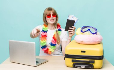 Kızıl saçlı güzel kadın. Yaz tatili konsepti