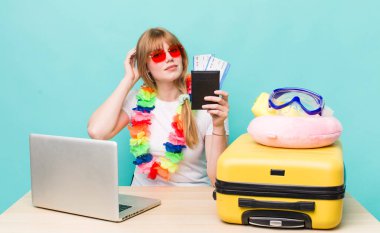 Kızıl saçlı güzel kadın. Yaz tatili konsepti