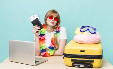 Kızıl saçlı güzel kadın. Yaz tatili konsepti