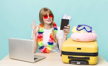 Kızıl saçlı güzel kadın. Yaz tatili konsepti