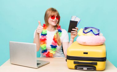 Kızıl saçlı güzel kadın. Yaz tatili konsepti