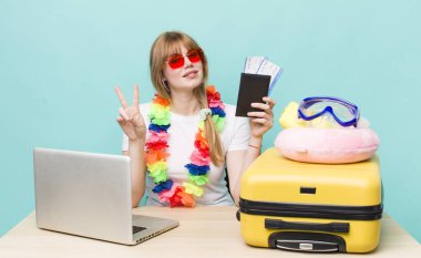 Kızıl saçlı güzel kadın. Yaz tatili konsepti