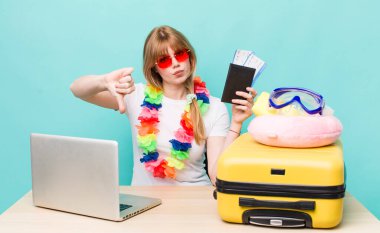 Kızıl saçlı güzel kadın. Yaz tatili konsepti