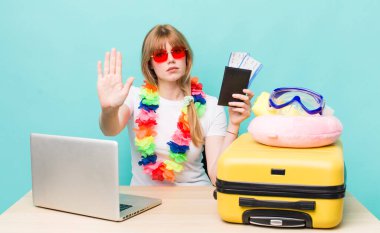 Kızıl saçlı güzel kadın. Yaz tatili konsepti