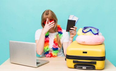 Kızıl saçlı güzel kadın. Yaz tatili konsepti