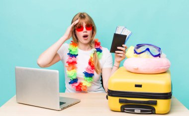 Kızıl saçlı güzel kadın. Yaz tatili konsepti