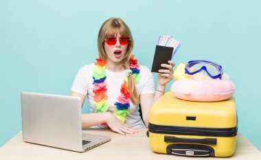 Kızıl saçlı güzel kadın. Yaz tatili konsepti