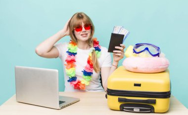 Kızıl saçlı güzel kadın. Yaz tatili konsepti