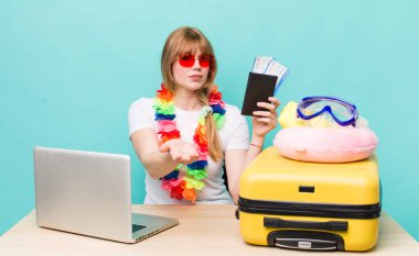 Kızıl saçlı güzel kadın. Yaz tatili konsepti