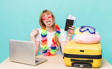 Kızıl saçlı güzel kadın. Yaz tatili konsepti