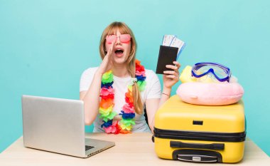 Kızıl saçlı güzel kadın. Yaz tatili konsepti