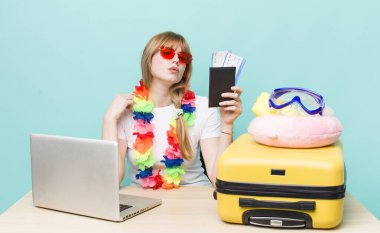 Kızıl saçlı güzel kadın. Yaz tatili konsepti