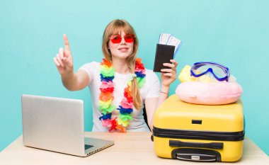 Kızıl saçlı güzel kadın. Yaz tatili konsepti