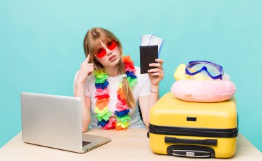 Kızıl saçlı güzel kadın. Yaz tatili konsepti