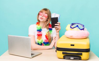 Kızıl saçlı güzel kadın. Yaz tatili konsepti