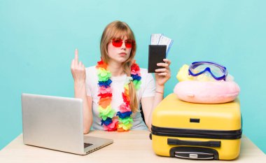 Kızıl saçlı güzel kadın. Yaz tatili konsepti