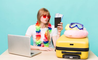 Kızıl saçlı güzel kadın. Yaz tatili konsepti