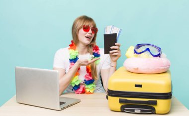 Kızıl saçlı güzel kadın. Yaz tatili konsepti