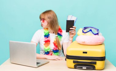 Kızıl saçlı güzel kadın. Yaz tatili konsepti