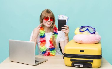 Kızıl saçlı güzel kadın. Yaz tatili konsepti