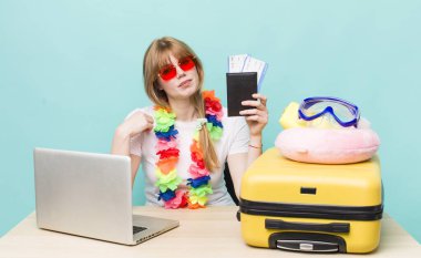 Kızıl saçlı güzel kadın. Yaz tatili konsepti