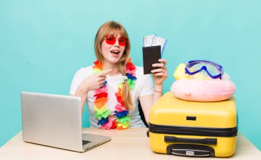 Kızıl saçlı güzel kadın. Yaz tatili konsepti