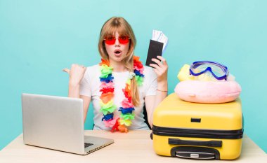 Kızıl saçlı güzel kadın. Yaz tatili konsepti