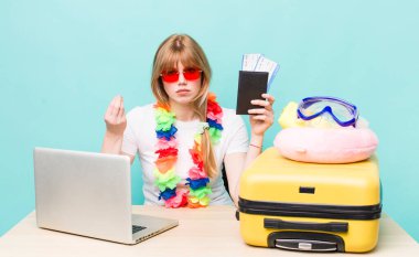 Kızıl saçlı güzel kadın. Yaz tatili konsepti