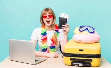 Kızıl saçlı güzel kadın. Yaz tatili konsepti