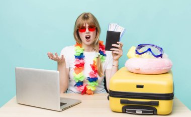 Kızıl saçlı güzel kadın. Yaz tatili konsepti