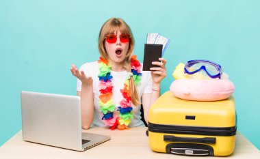 Kızıl saçlı güzel kadın. Yaz tatili konsepti