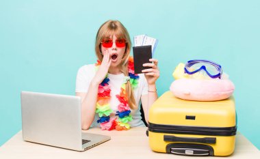 Kızıl saçlı güzel kadın. Yaz tatili konsepti