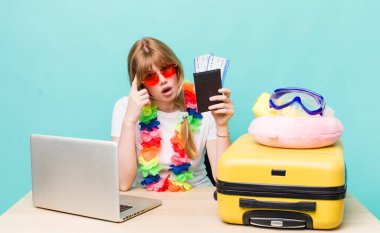 Kızıl saçlı güzel kadın. Yaz tatili konsepti