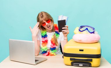 Kızıl saçlı güzel kadın. Yaz tatili konsepti