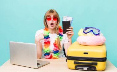 Kızıl saçlı güzel kadın. Yaz tatili konsepti