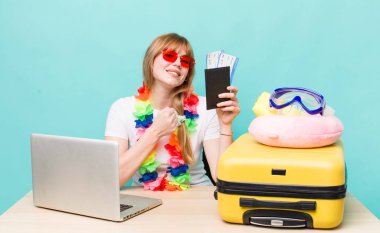 Kızıl saçlı güzel kadın. Yaz tatili konsepti