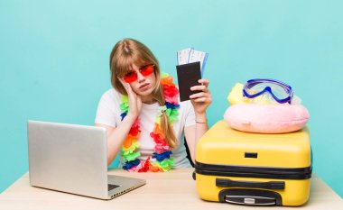 Kızıl saçlı güzel kadın. Yaz tatili konsepti