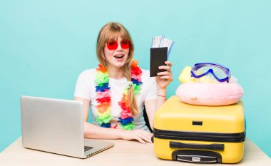 Kızıl saçlı güzel kadın. Yaz tatili konsepti