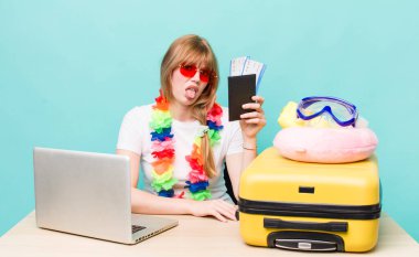 Kızıl saçlı güzel kadın. Yaz tatili konsepti