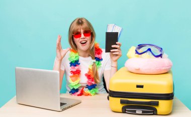 Kızıl saçlı güzel kadın. Yaz tatili konsepti