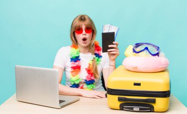 Kızıl saçlı güzel kadın. Yaz tatili konsepti