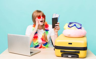 Kızıl saçlı güzel kadın. Yaz tatili konsepti