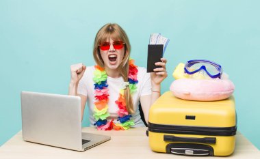 Kızıl saçlı güzel kadın. Yaz tatili konsepti